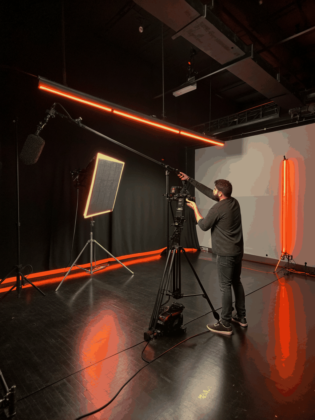 Creatieve studio met professionele video apparatuur